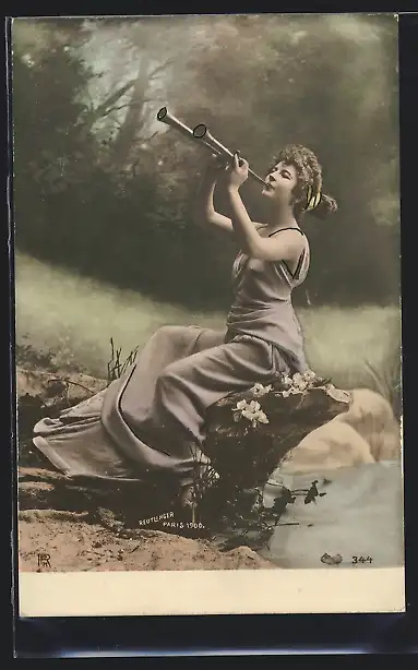 Foto-AK RPH Nr. 344: Junge Frau im Wald auf einem Holzstamm mit Instrument