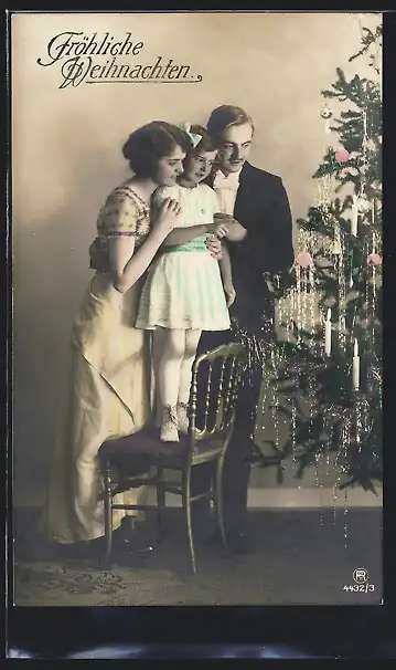 Foto-AK RPH Nr. 4432 /3: Fröhliche Weihnachten-Familie vor dem Weihnachtsbaum