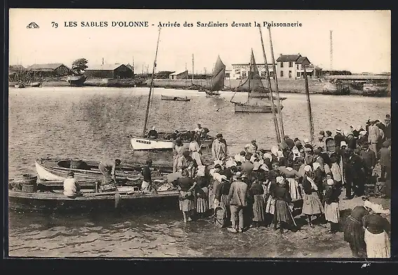 AK Les Sables D`Olonne, Arrivée des Sardiniers devant la Poissonnerie