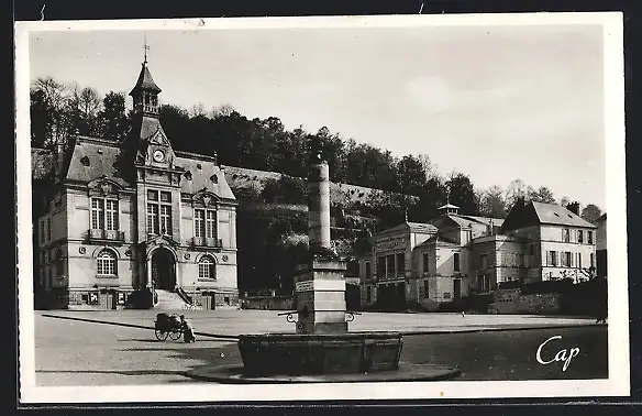 AK Chateau-Thierry, Place d`Hotel de Ville et le Theatre