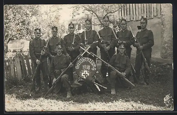 Foto-AK Soldaten mit Bajonetten und Schild Grenzbesetzung 1914