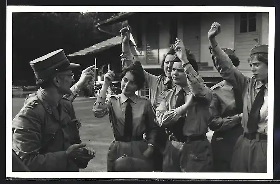 Foto-AK Soldatinnen beim Unterricht
