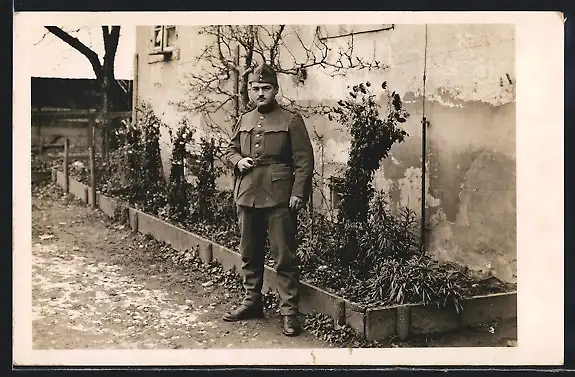 Foto-AK Soldat in Uniform vor einem Wohnhaus