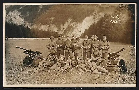 Foto-AK Junge Soldaten mit Artilleriegeschützen, W. K. 1937