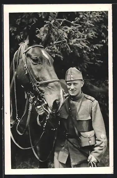 Foto-AK Junger Soldat mit Reitpferd