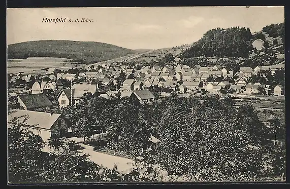 AK Hatzfeld /Eder, Ortsansicht mit Hügelblick