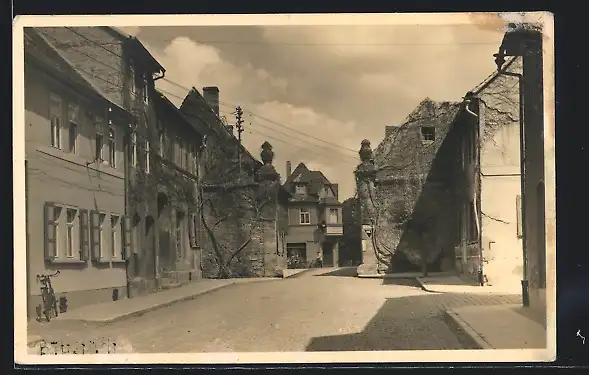 AK Buttstädt, Strassenpartie mit Blick auf Turmhäuser