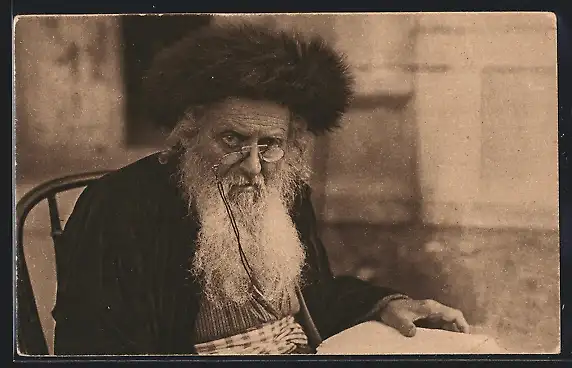 AK Ein Rabbi mit Zwicker liest ein Buch