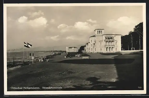 AK Heiligendamm, Strandpromenade mit Flaggen