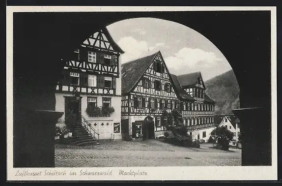 AK Schiltach im Schwarzwald, Marktplatz mit Geschäft und Apotheke durch Tor