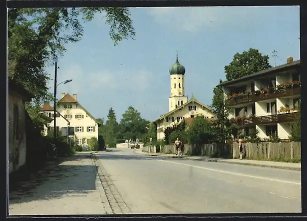 AK Sauerlach, Wolfratshauser Strasse mit Pfarrkirche