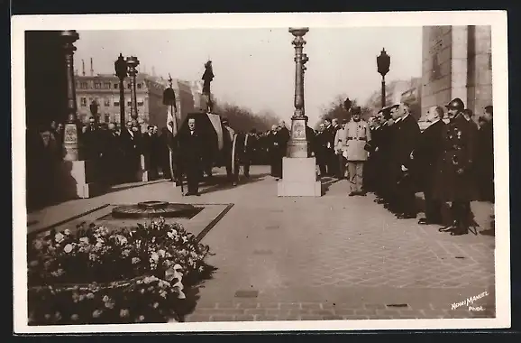 AK Funérailles du Maréchal Foch, 26.03.1929, Corps du Maréchal sous l`Arc de Triomphe