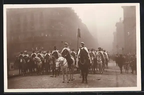 AK Funérailles du Maréchal Foch 26.03.1929, Escorte de Spahis Marocains