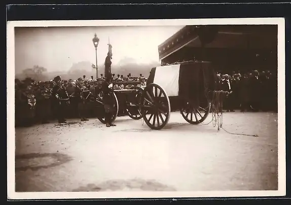 AK Funérailles du Maréchal Foch, 26 Mars 1929 - Aux invalides, pendant le discours de M. Poincaré