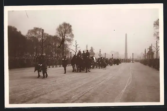 AK Funerailles du Marechal Foch 1929, Le fanion et le cheval du Marechal