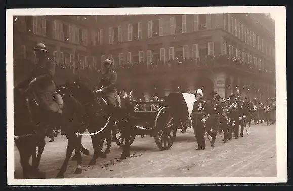 AK Funerailles du Marechal Foch 1929, Devant la statue de Jeanne d'Arc