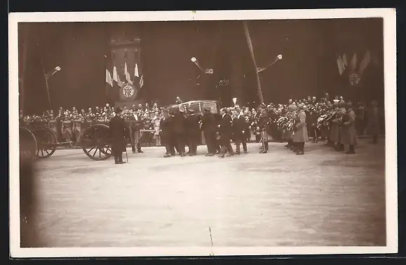AK Notre-Dame, Funérailles du Heerführer Maréchal Foch 1929, Le Corps porté sur l`affût