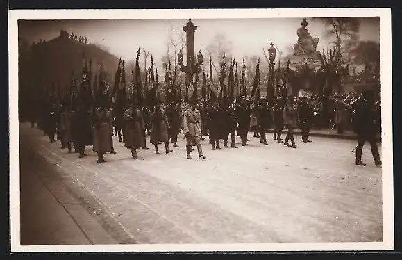 AK Funérailles du Maréchal Foch, 26.03.1929, Les Drapeaux des Régiments dissous
