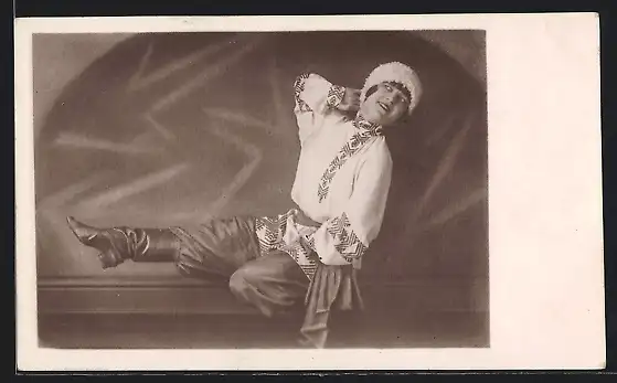 AK Junge Frau bei einem russischen Volkstanz