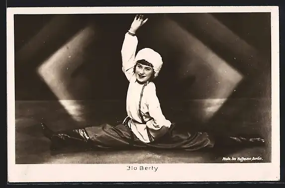 AK Ilo Berty bei einem russischen Volkstanz