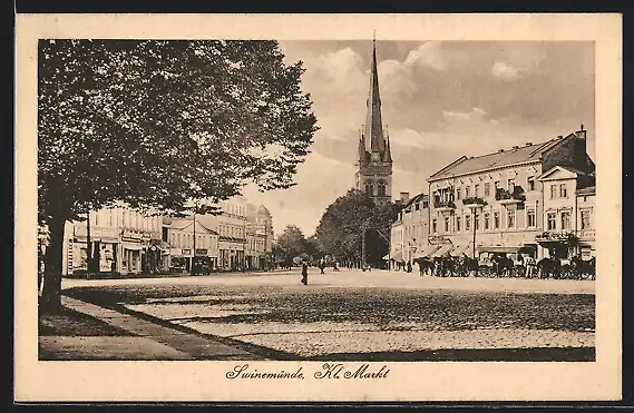 AK Swinemünde, Marktplatz mit Geschäften und Blick zur Kirche