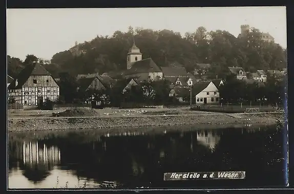 AK Herstelle a. d. Weser, Uferpartie mit Kirche