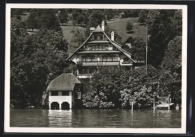 AK Tannenmatt /Weggis, Gebäude mit Bootshaus, vom Wasser gesehen