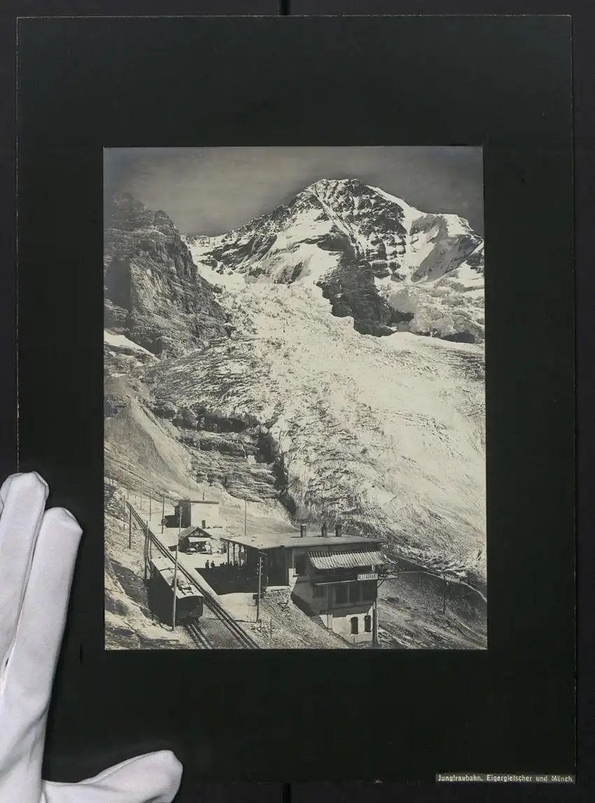 Fotografie unbekannter Fotograf, Ansicht Eiger, Bahnhof mit Restaurant der Jungfraubahn, Eigergletscher & Mönch