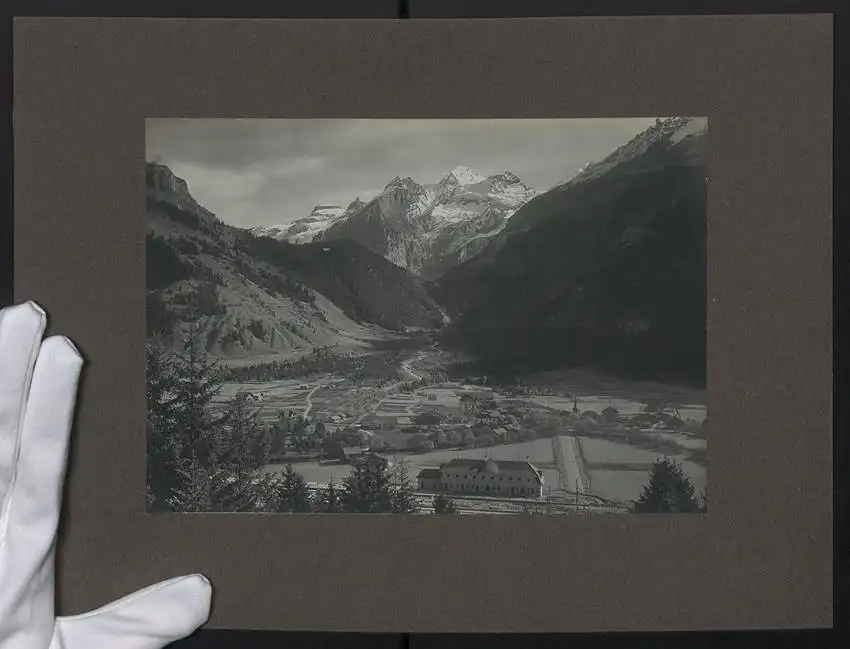 Fotografie unbekannter Fotograf, Ansicht Kandersteg, Panorama der Ortschaft mit Bahnhof & Bergmassiv