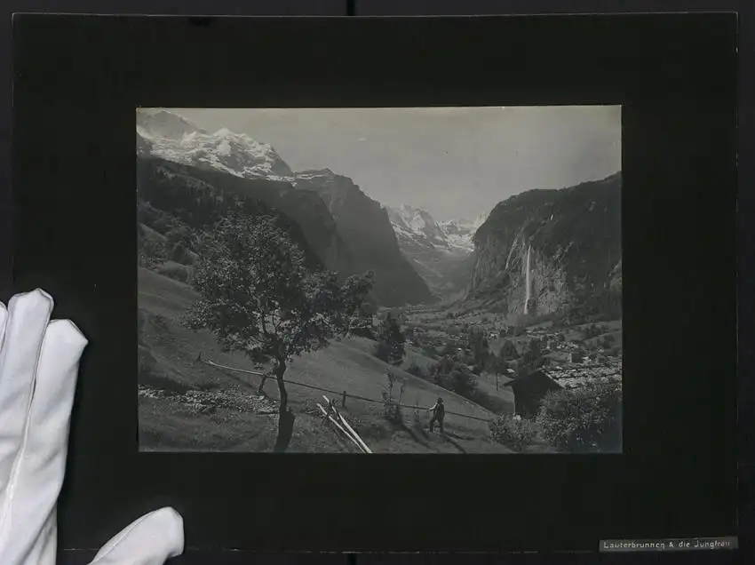 Fotografie unbekannter Fotograf, Ansicht Lauterbrunnen, Panorama mit Wasserfall & Jungfrau