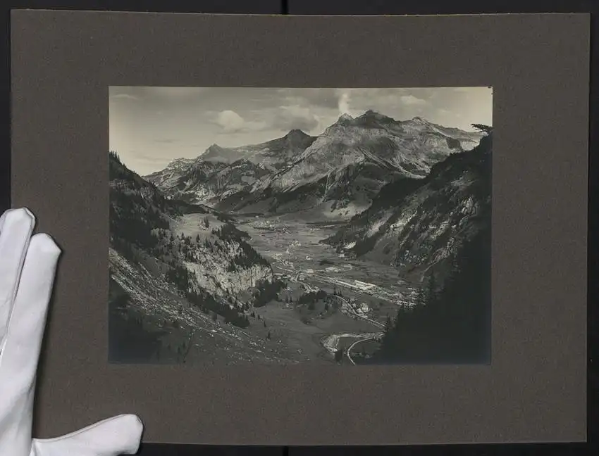 Fotografie unbekannter Fotograf, Ansicht Kandersteg, Talblick zum Ort mit Gebirgs-Panorama