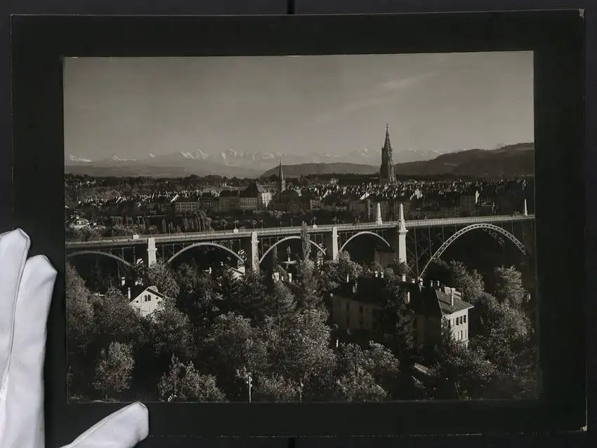 Fotografie unbekannter Fotograf, Ansicht Bern, Stadt-Panorama mit Brücke und Alpen im Hintergrund