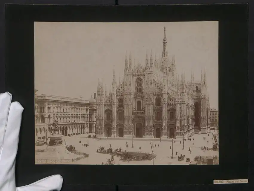 Fotografie unbekannter Fotograf, Ansicht Mailand / Milano, Piazza del Duomo, Dom mit Denkmal und Strassenbahn