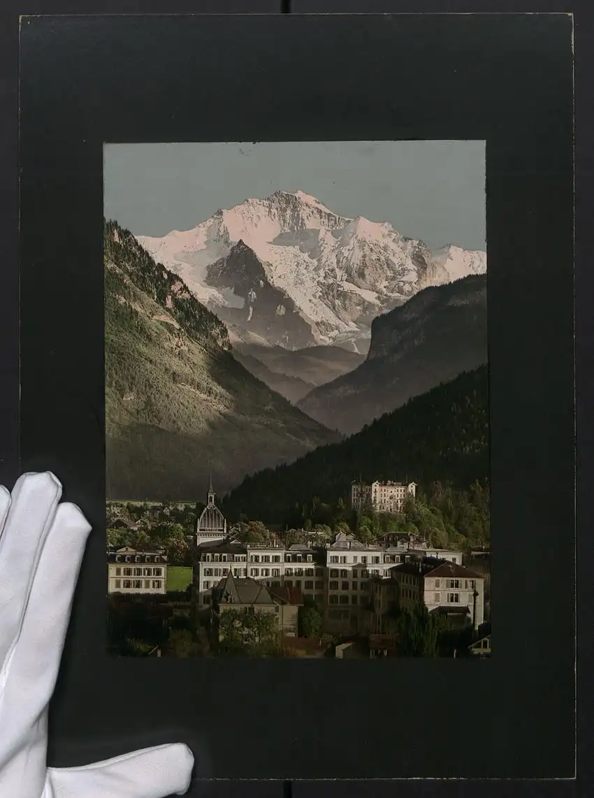 Fotografie unbekannter Fotograf, Ansicht Interlaken, Ortsansicht mit Bergmassiv