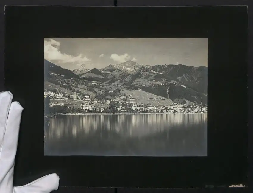 Fotografie unbekannter Fotograf, Ansicht Montreux, Panorama mit Seeblick und Gebirgszug