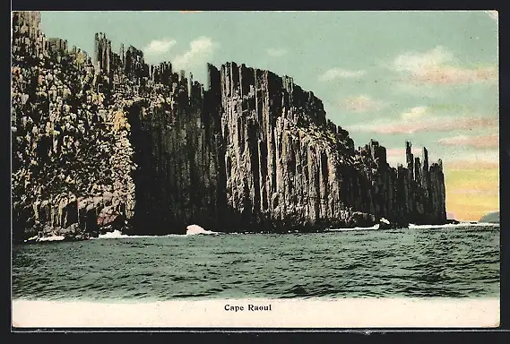 AK Cape Raoul, Hoch aufragende Klippen aus Basaltsäulen