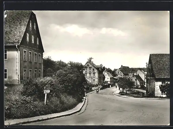 AK Jahnsdorf /Erzgeb., Strassenpartie mit Passanten