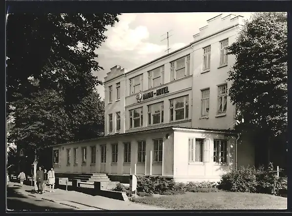 AK Kühlungsborn, Union Hotel mit Passanten