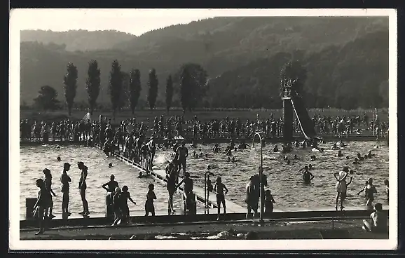 Foto-AK Freiburg /Br., Gäste im Freibad mit Rutsche