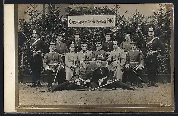 Foto-AK Heidelberg / Neckar, Soldatengruppe mit Säbeln, Kaisertag 1910