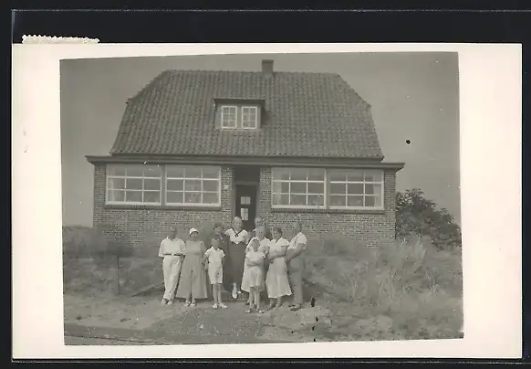 Foto-AK Angermünde, Eigenheim Familie Hübner mit Bewohnern, 1932