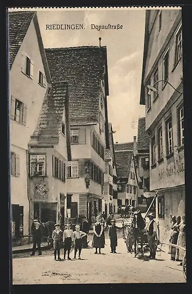 AK Riedlingen / Württ., Donaustrasse mit Einwohnern und Fuhrwerk