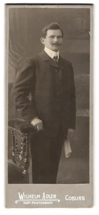 Fotografie Wilhelm Adler, Coburg, Herr im Anzug mit Schnurrbart
