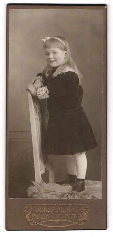 Fotografie Josef Menzl, Plauen i. V., Wettinstrasse 13, Mädchen mit Schleife im Haar