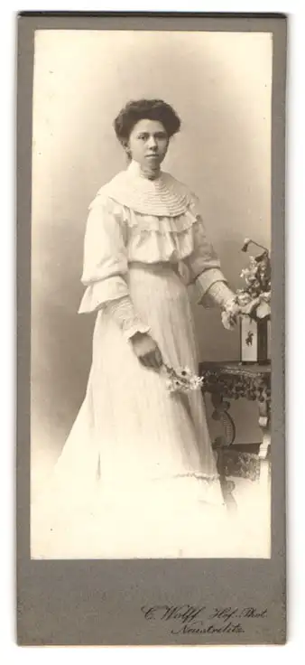 Fotografie C. Wolff, Neustrelitz, Junge Dame im Kleid mit Blumen