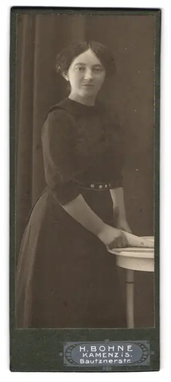 Fotografie H. Bohne, Kamenz i. S., Bautznerstrasse, Junge Dame im schwarzen Kleid