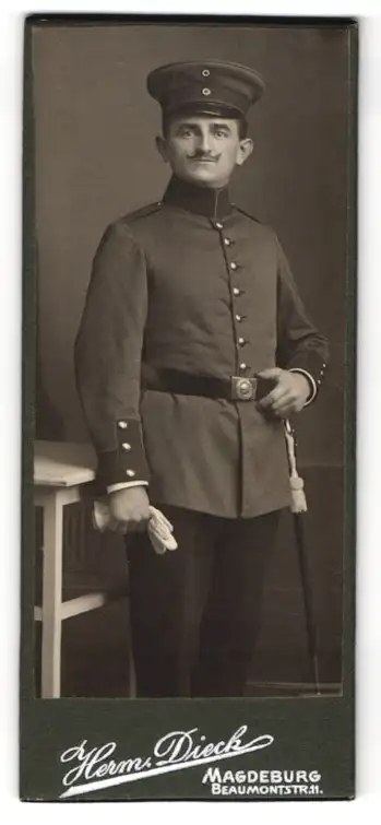 Fotografie Herm. Dieck, Magdeburg, Beaumontstr. 11, Soldat mit Schnurrbart und Handschuhen