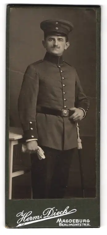 Fotografie Herm. Dieck, Magdeburg, Beaumontstr. 11, Soldat in Uniform mit Schnurrbart und Degen