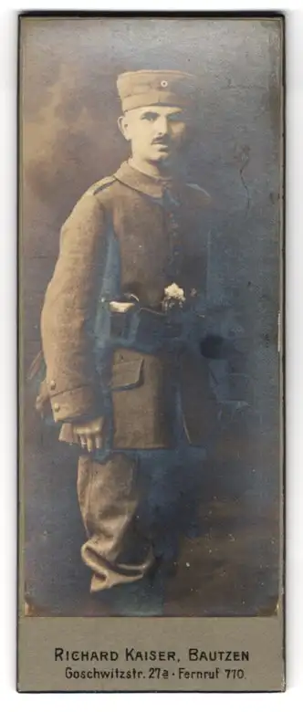 Fotografie Richard Kaiser, Bautzen, Goschwitzstr. 27a, Soldat in Uniform mit Mütze und Schnurrbart