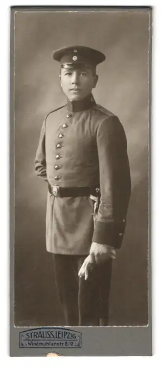 Fotografie Atelier Strauss, Leipzig, Windmühlenstr. 8-12, Junger Soldat in Uniform mit Schirmmütze